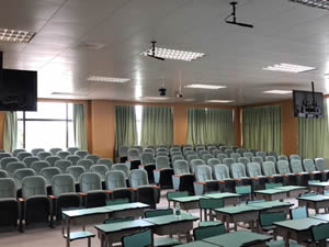 花都保利第二小学课桌椅图片