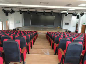 福州永泰城峰中心小学礼堂椅图片