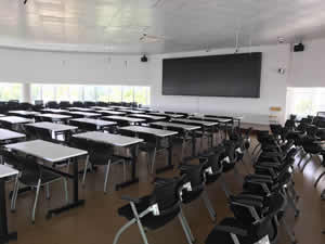 汕头某学校学生课桌椅图片