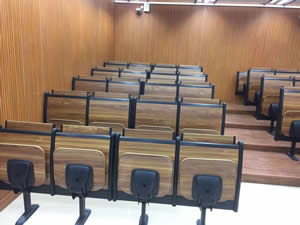 广雅中学学生课桌椅图片