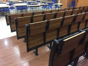 广雅中学学生课桌椅图片