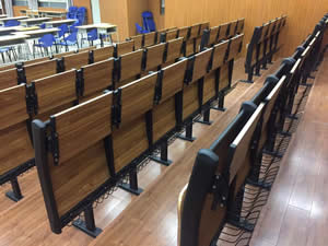 广雅中学学生课桌椅图片