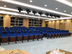 祈福英语实验学校礼堂椅图片